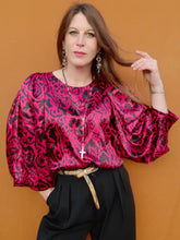 Charger l'image dans la galerie, Blouse vintage Sandrine - Manche plissées oversise. Imprimé fleuri rose fuchsia et prune. Taille XL, 42, 44.