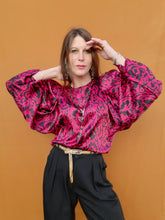 Charger l'image dans la galerie, Blouse vintage Sandrine - Manche plissées oversise. Imprimé fleuri rose fuchsia et prune. Taille XL, 42, 44.