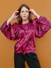 Charger l'image dans la galerie, Blouse vintage Sandrine - Manche plissées oversise. Imprimé fleuri rose fuchsia et prune. Taille XL, 42, 44.