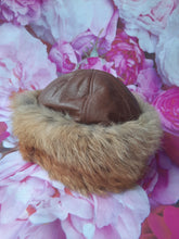 Charger l'image dans la galerie, Toque / Chapka vintage Svetlana - Cuir & fourrure marron crème à poils longs