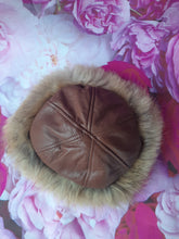 Charger l'image dans la galerie, Toque / Chapka vintage Svetlana - Cuir & fourrure marron crème à poils longs