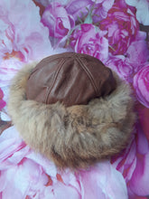 Charger l'image dans la galerie, Toque / Chapka vintage Svetlana - Cuir & fourrure marron crème à poils longs