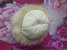 Charger l'image dans la galerie, Toque vintage Svetlana - Cuir & fourrure blanc crème à poils longs