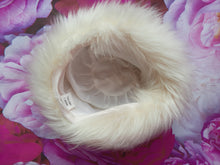 Charger l'image dans la galerie, Toque vintage Svetlana - Cuir & fourrure blanc crème à poils longs