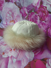 Charger l'image dans la galerie, Toque vintage Svetlana - Cuir & fourrure blanc crème à poils longs