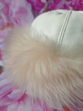 Charger l'image dans la galerie, Toque vintage Svetlana - Cuir & fourrure blanc crème à poils longs