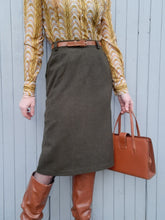 Charger l'image dans la galerie, Jupe crayon vintage Camille - Pure laine vierge kaki. Taille L, 40, 42.