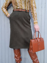 Charger l'image dans la galerie, Jupe crayon vintage Camille - Pure laine vierge kaki. Taille L, 40, 42.