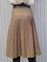 Charger l'image dans la galerie, Jupe vintage Sophie - Plissée vert kaki. Taille XXL, 44, 46.