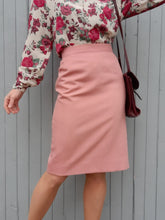 Charger l'image dans la galerie, Jupe crayon vintage Dianne - Rose. Taille M, 38, 40. Meja. Made in France