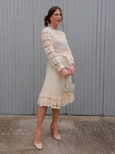 Charger l'image dans la galerie, Robe plissée vintage Leslee - Dentelle écrue. Taille XS, 34, 36. Création Cassandre. Made in France.
