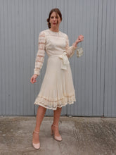 Charger l'image dans la galerie, Robe plissée vintage Leslee - Dentelle écrue. Taille XS, 34, 36. Création Cassandre. Made in France.