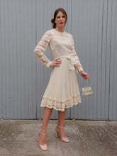 Charger l'image dans la galerie, Robe plissée vintage Leslee - Dentelle écrue. Taille XS, 34, 36. Création Cassandre. Made in France.