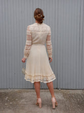 Charger l'image dans la galerie, Robe plissée vintage Leslee - Dentelle écrue. Taille XS, 34, 36. Création Cassandre. Made in France.