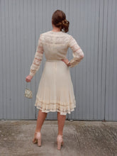 Charger l'image dans la galerie, Robe plissée vintage Leslee - Dentelle écrue. Taille XS, 34, 36. Création Cassandre. Made in France.