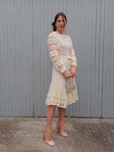 Charger l'image dans la galerie, Robe plissée vintage Leslee - Dentelle écrue. Taille XS, 34, 36. Création Cassandre. Made in France.