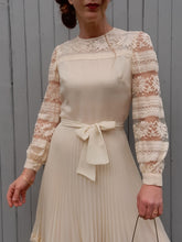 Charger l'image dans la galerie, Robe plissée vintage Leslee - Dentelle écrue. Taille XS, 34, 36. Création Cassandre. Made in France.