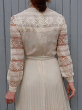 Charger l'image dans la galerie, Robe plissée vintage Leslee - Dentelle écrue. Taille XS, 34, 36. Création Cassandre. Made in France.