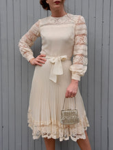 Charger l'image dans la galerie, Robe plissée vintage Leslee - Dentelle écrue. Taille XS, 34, 36. Création Cassandre. Made in France.