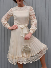 Charger l'image dans la galerie, Robe plissée vintage Leslee - Dentelle écrue. Taille XS, 34, 36. Création Cassandre. Made in France.