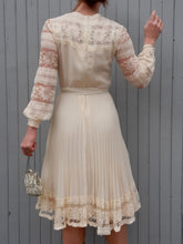 Charger l'image dans la galerie, Robe plissée vintage Leslee - Dentelle écrue. Taille XS, 34, 36. Création Cassandre. Made in France.