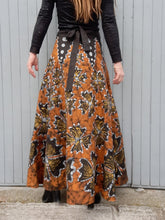 Charger l'image dans la galerie, Jupe portefeuille Wax Inaya - Coton imprimé fleuri. Taille M, L, XL, 38, 40, 42, 44.