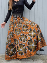 Charger l'image dans la galerie, Jupe portefeuille Wax Inaya - Coton imprimé fleuri. Taille M, L, XL, 38, 40, 42, 44.