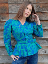 Charger l'image dans la galerie, Blouse vintage Shanna - Imprimé tropical et basque. Taille M, 38, 40.