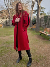 Charger l'image dans la galerie, Manteau vintage Carla - Pure laine. Manches à crevé. Rouge et noir. Taille XL, 42, 44. Made in France.