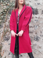 Charger l'image dans la galerie, Manteau vintage Carla - Pure laine. Manches à crevé. Rouge et noir. Taille XL, 42, 44. Made in France.