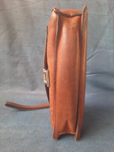 Charger l'image dans la galerie, Compagnon vintage - Cuir marron. Pierre Cardin. Made in France.