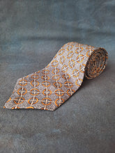 Charger l'image dans la galerie, Cravate Céline Paris. Pure soie. Fabriquée en Espagne.