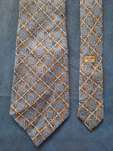 Charger l'image dans la galerie, Cravate Céline Paris. Pure soie. Fabriquée en Espagne.