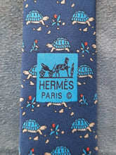 Charger l'image dans la galerie, Cravate Hermès Paris. 100 % soie. Made in France.