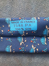 Charger l'image dans la galerie, Cravate Hermès Paris. 100 % soie. Made in France.