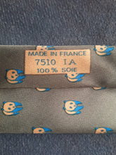 Charger l'image dans la galerie, Cravate Hermès Paris. 100 % soie. WWF pandas. Made in France.