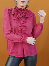 Charger l'image dans la galerie, Chemisier vintage Louna - Col victorien à jabot et froufrous bordeaux. Taille M, 38, 40. Made in France