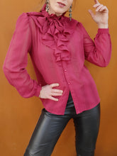 Charger l'image dans la galerie, Chemisier vintage Louna - Col victorien à jabot et froufrous bordeaux. Taille M, 38, 40. Made in France