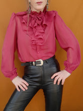 Charger l'image dans la galerie, Chemisier vintage Louna - Col victorien à jabot et froufrous bordeaux. Taille M, 38, 40. Made in France