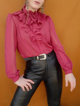 Charger l'image dans la galerie, Chemisier vintage Louna - Col victorien à jabot et froufrous bordeaux. Taille M, 38, 40. Made in France