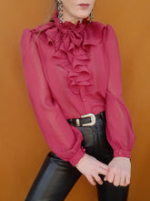 Charger l'image dans la galerie, Chemisier vintage Louna - Col victorien à jabot et froufrous bordeaux. Taille M, 38, 40. Made in France