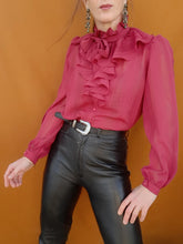 Charger l'image dans la galerie, Chemisier vintage Louna - Col victorien à jabot et froufrous bordeaux. Taille M, 38, 40. Made in France