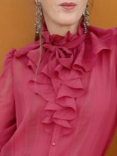 Charger l'image dans la galerie, Chemisier vintage Louna - Col victorien à jabot et froufrous bordeaux. Taille M, 38, 40. Made in France