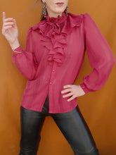 Charger l'image dans la galerie, Chemisier vintage Louna - Col victorien à jabot et froufrous bordeaux. Taille M, 38, 40. Made in France