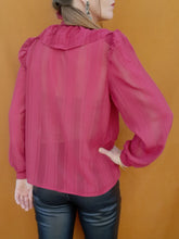 Charger l'image dans la galerie, Chemisier vintage Louna - Col victorien à jabot et froufrous bordeaux. Taille M, 38, 40. Made in France