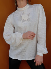 Charger l'image dans la galerie, Chemisier vintage Anjali - Imprimé floral ton sur ton. Boutonnage au dos. Taille M, 38, 40.