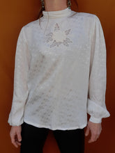 Charger l'image dans la galerie, Chemisier vintage Anjali - Imprimé floral ton sur ton. Boutonnage au dos. Taille M, 38, 40.