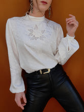 Charger l'image dans la galerie, Chemisier vintage Anjali - Imprimé floral ton sur ton. Boutonnage au dos. Taille M, 38, 40.