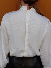 Charger l'image dans la galerie, Chemisier vintage Anjali - Imprimé floral ton sur ton. Boutonnage au dos. Taille M, 38, 40.