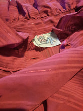 Charger l'image dans la galerie, Chemisier vintage Louna - Col victorien à jabot et froufrous bordeaux. Taille M, 38, 40. Made in France